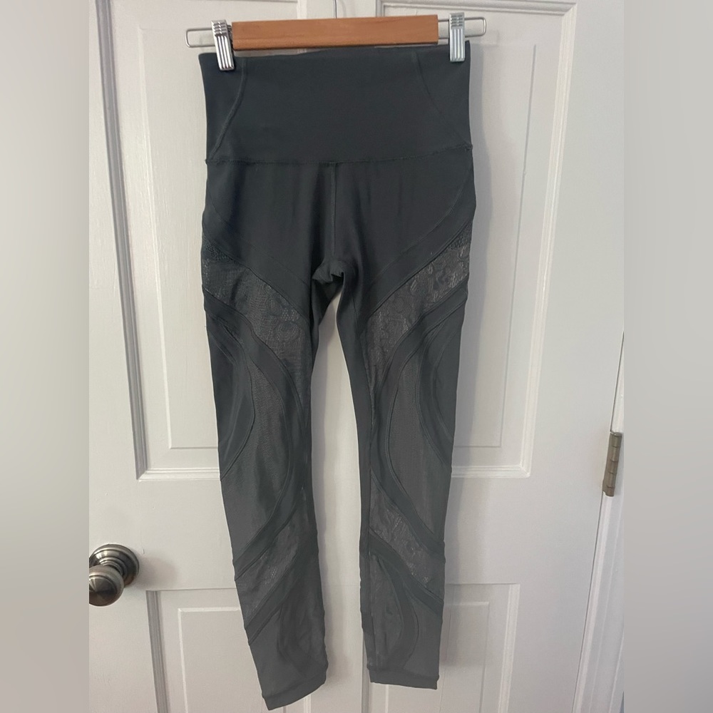 Lululemon Wunder Under Mesh leggings. 25’. Size 4.